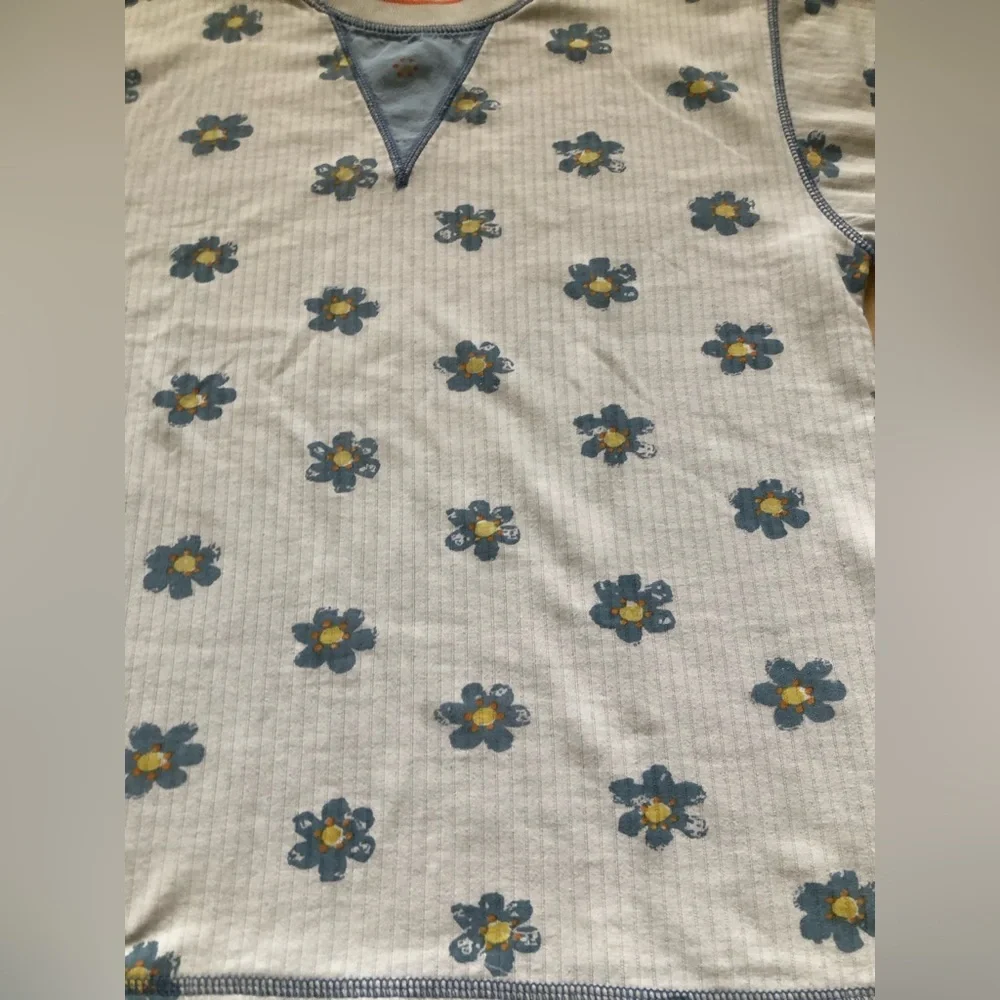 LAST CHANCE Vintage Flower Print Crew Neck Tshirt - Picture 2 of 6